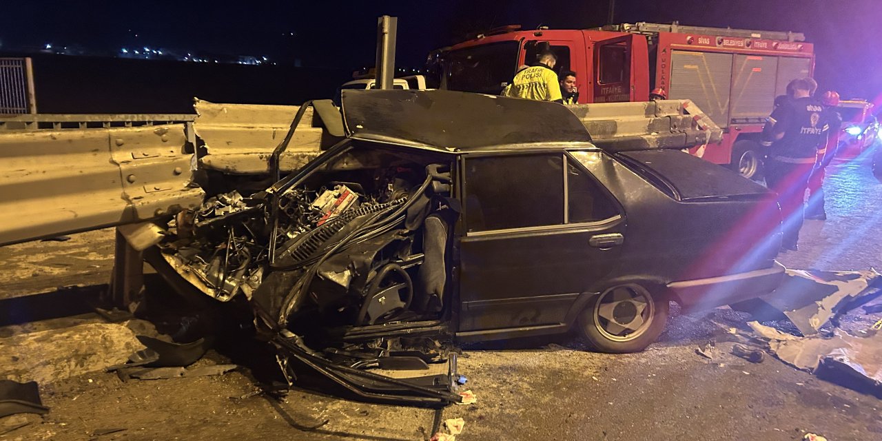Sivas'ta Otomobil Bariyerlere Saplandı, Sürücü Güçlükle Kurtarıldı