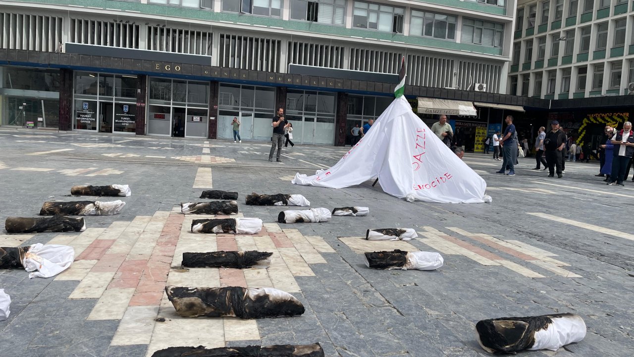 Öğretim görevlisinden kefenli protesto