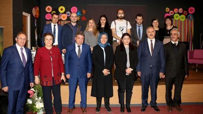 GÖNÜLLÜ ÖĞRETMENLERDEN TİYATRO GÖSTERİSİ