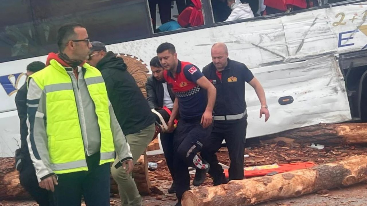 Katliam Gibi Kaza: 8 Ölü Çok Sayıda Yaralı