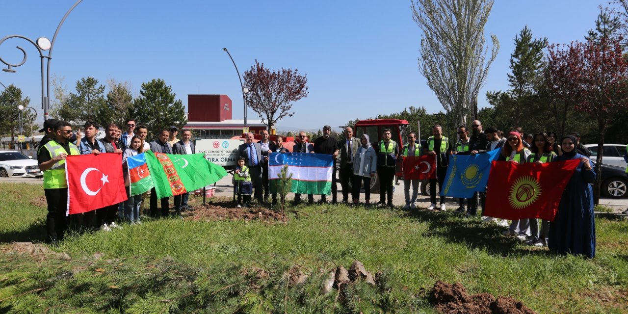 Sivas'ta Türk Dünyası Öğrencileri Fidan Dikti