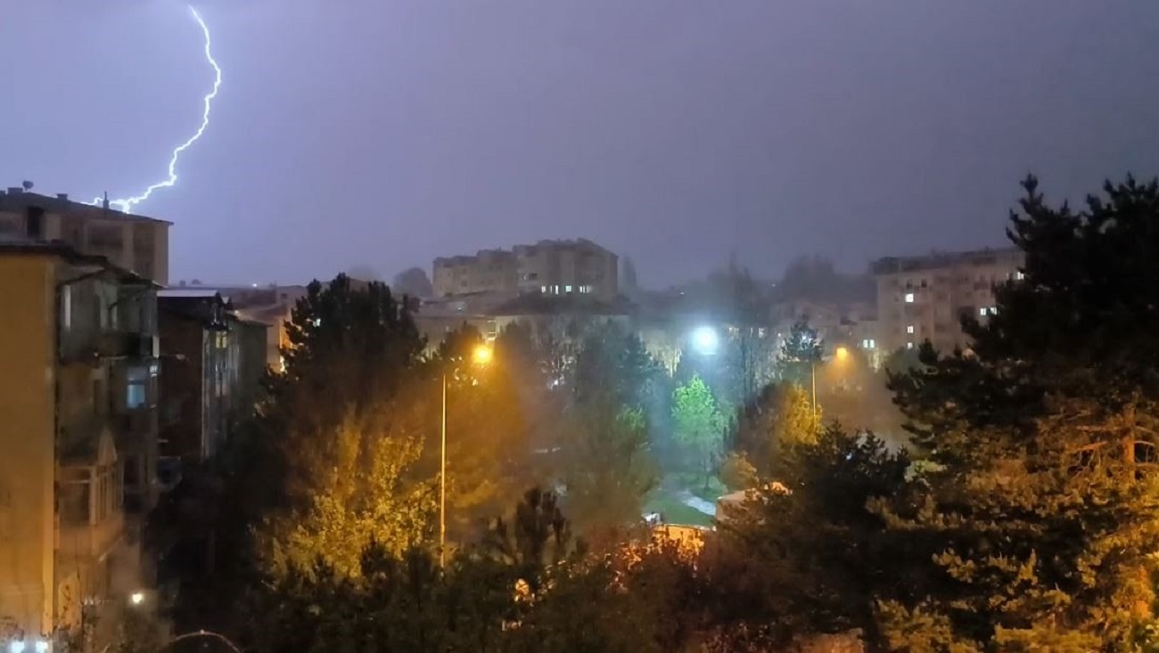 Sivas'ta Geceyi Şimşekler Aydınlattı