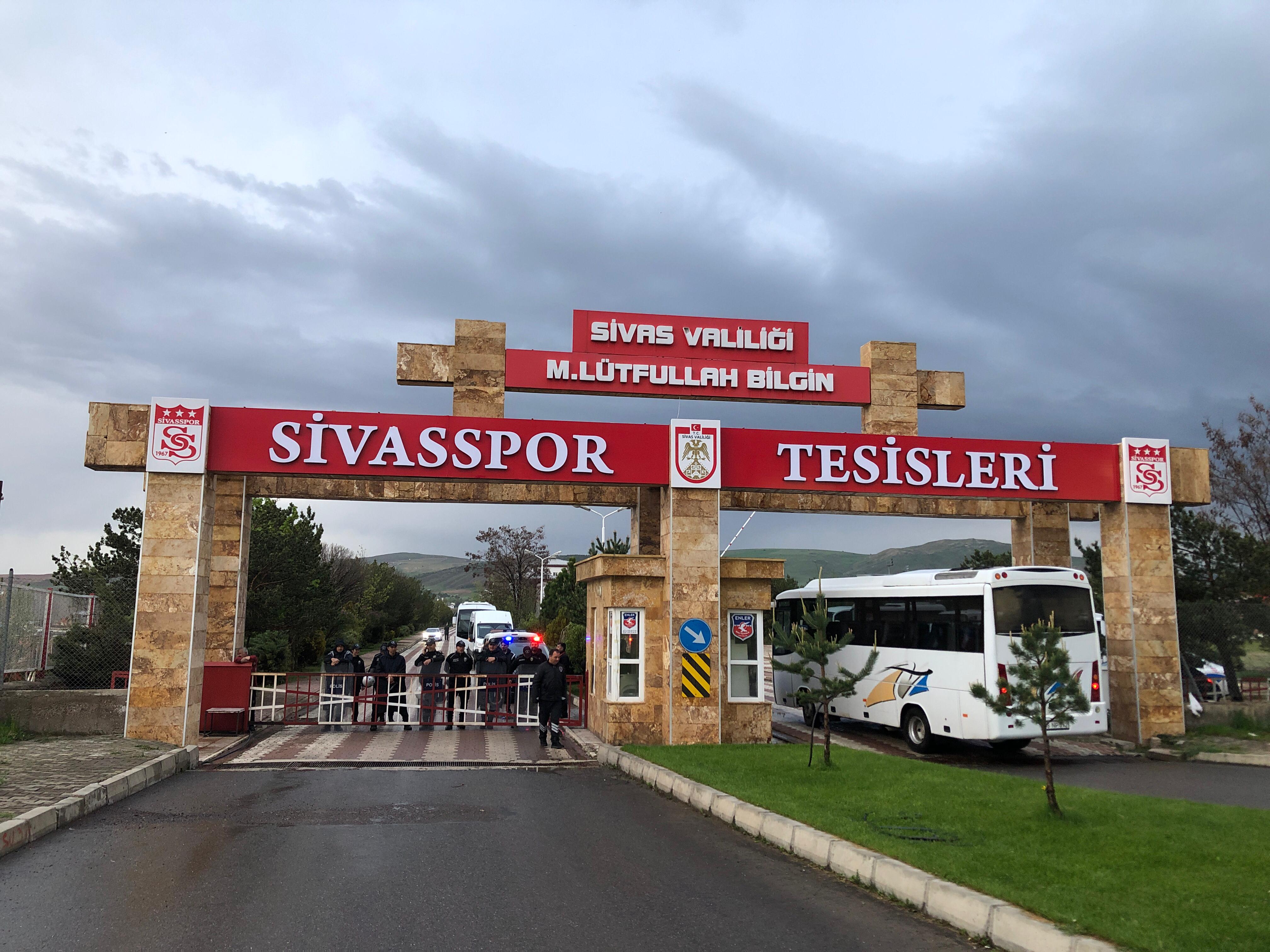 Sivassporlu Taraftarlar Sivasspor Tesislerini Bastı