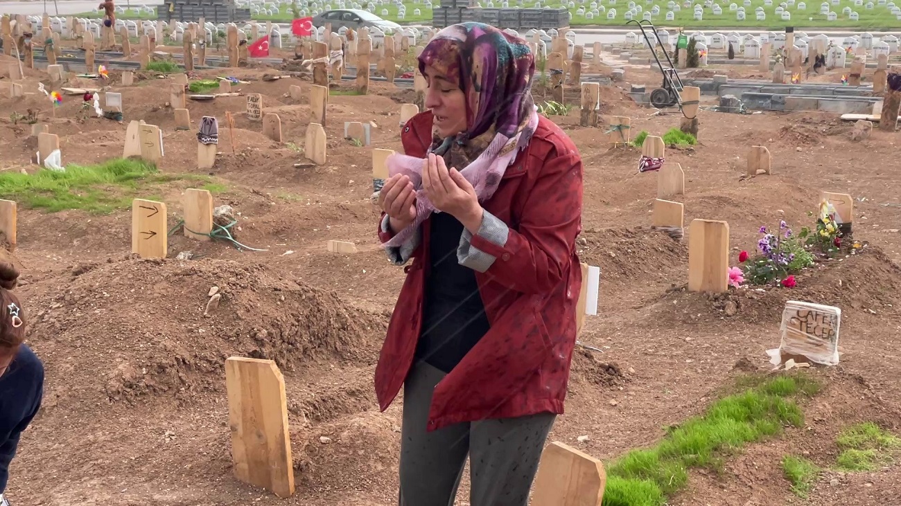 Acılı Anne Sivas'ta Katledilen Çocuklarının Mezarını Ziyaret Etti