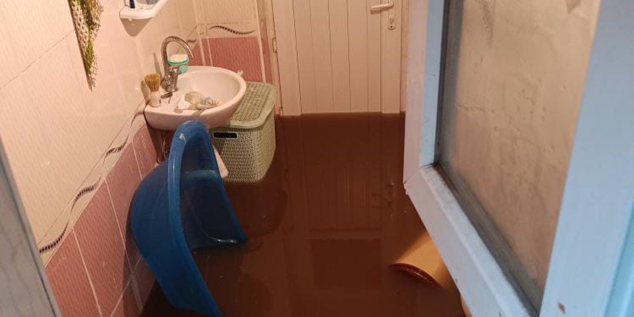 Sivas'ta Evleri Su Bastı, Vatandaşlar Tepki Gösterdi