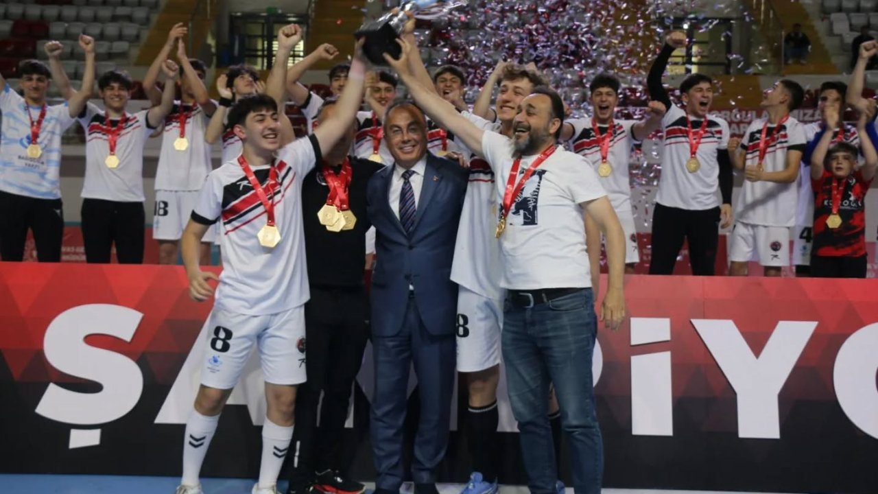 Bolu Bağcılar, Sivas’ta Şampiyonluk Kupasını Kaldırdı