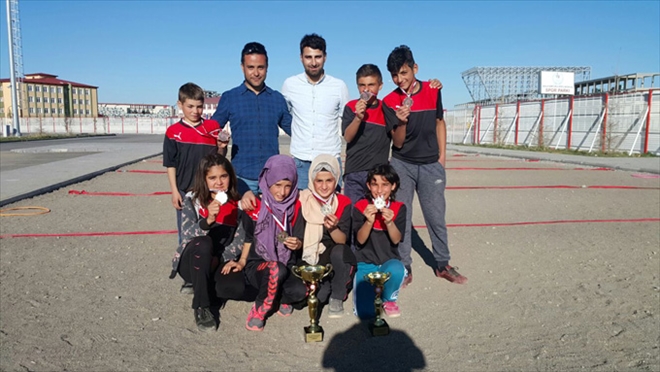 KÖYDEN GELDİLER KUPALARI KAPTILAR