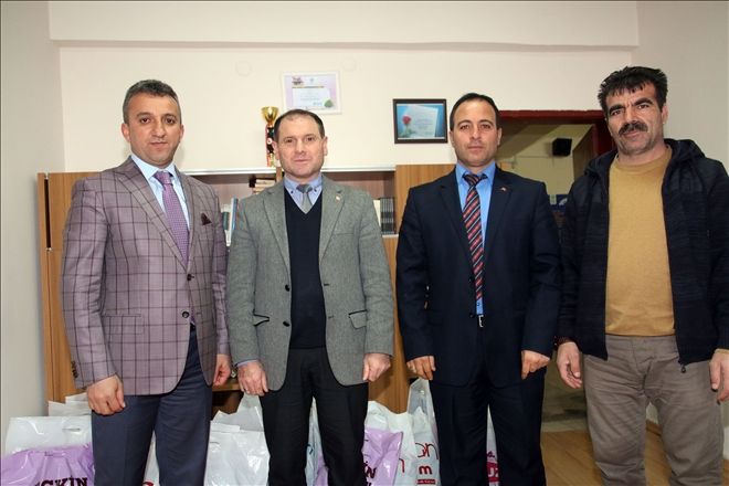 ŞARKIŞLA´DA ÖĞRENCİLERE GİYECEK YARDIMI