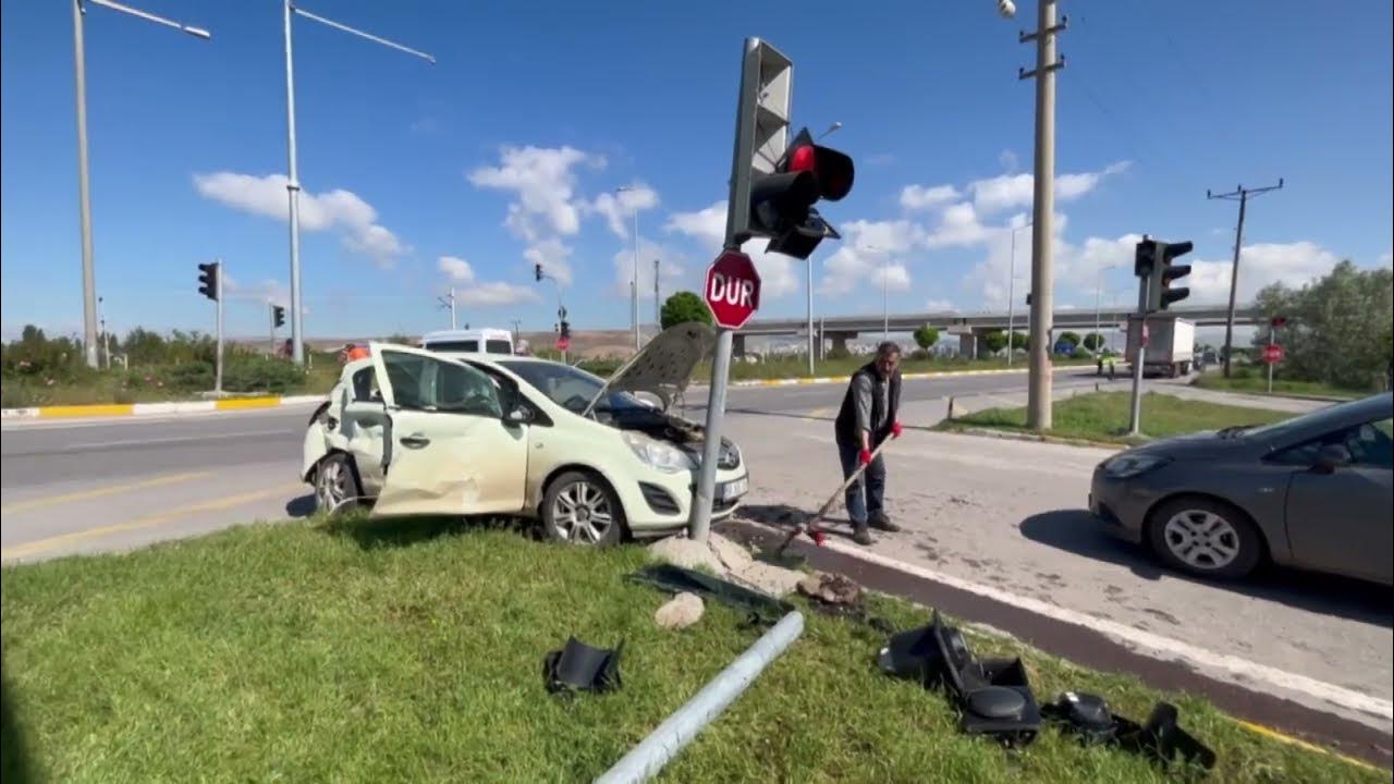 SİVAS'TA TIR İLE OTOMOBİL ÇARPIŞTI