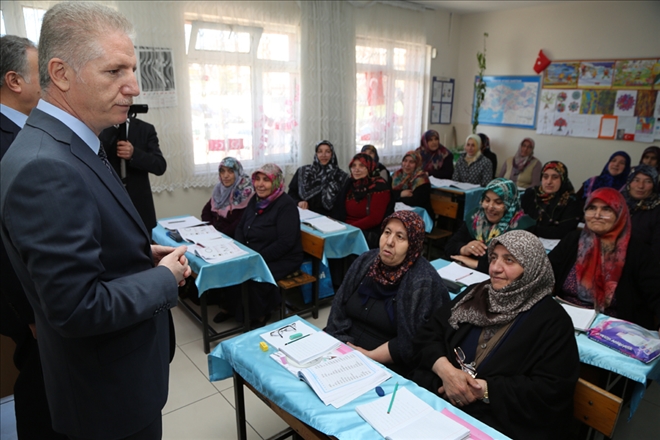 VALİ GÜL OKUMA YAZMA KURSLARINI ZİYARET ETTİ