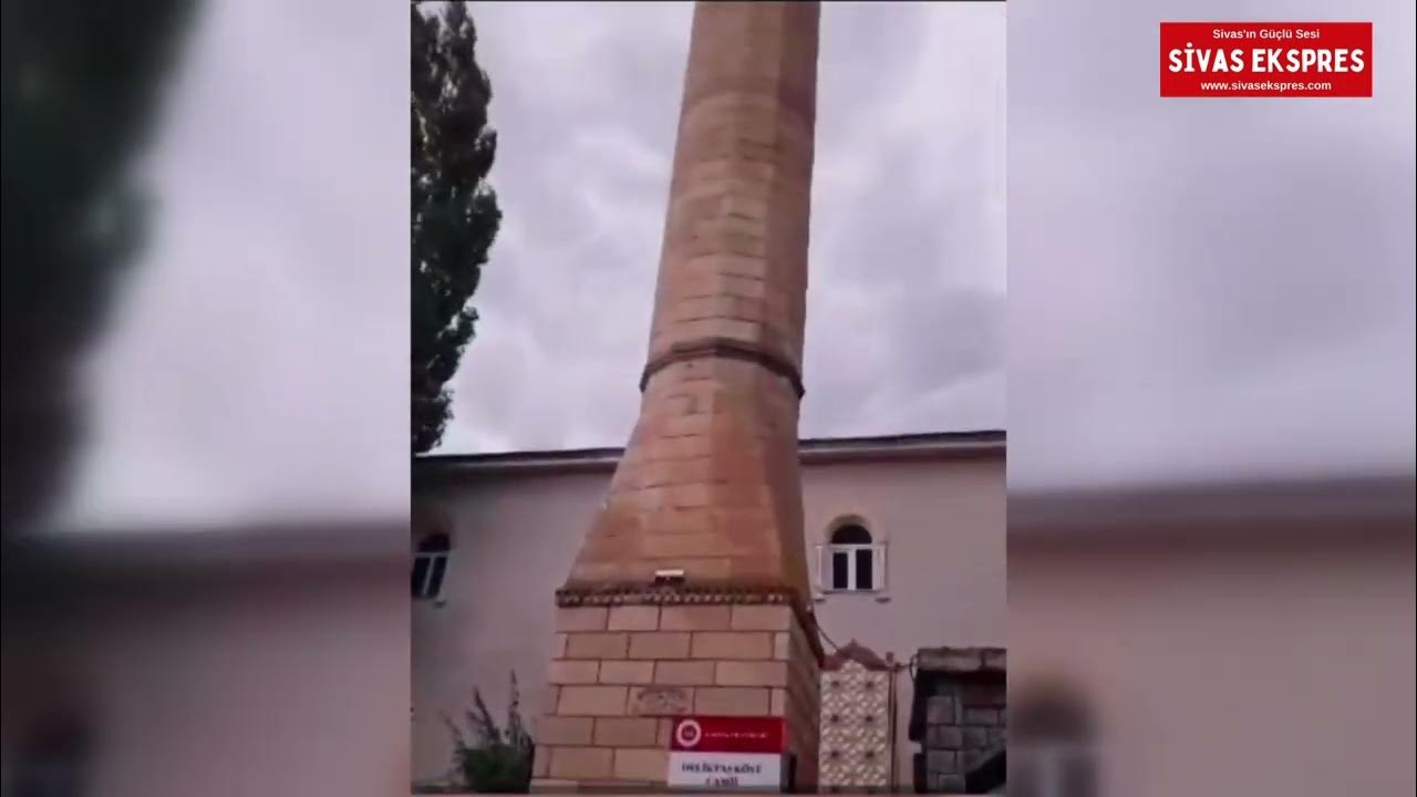 Camiye Yıldırım Düştü