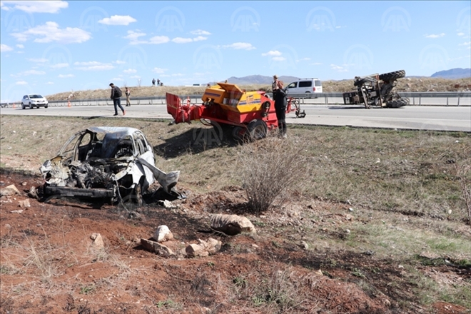 TRAKTÖRE ÇARPAN OTOMOBİL YANDI