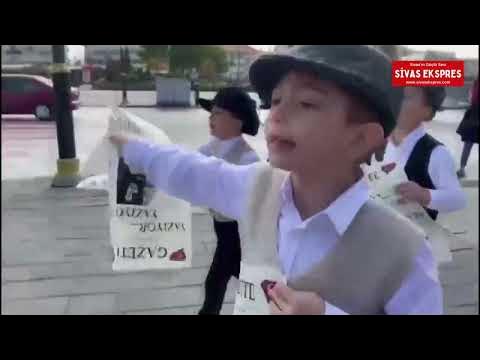 Minik Öğrenciler Sivas'ta Cumhuriyet'in İlanını Duyurdu