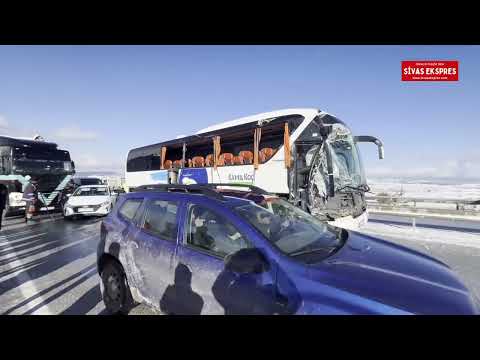 Sivas'ta Otobüs ile Tır Çapıştı: 1 Ölü 3 Yaralı