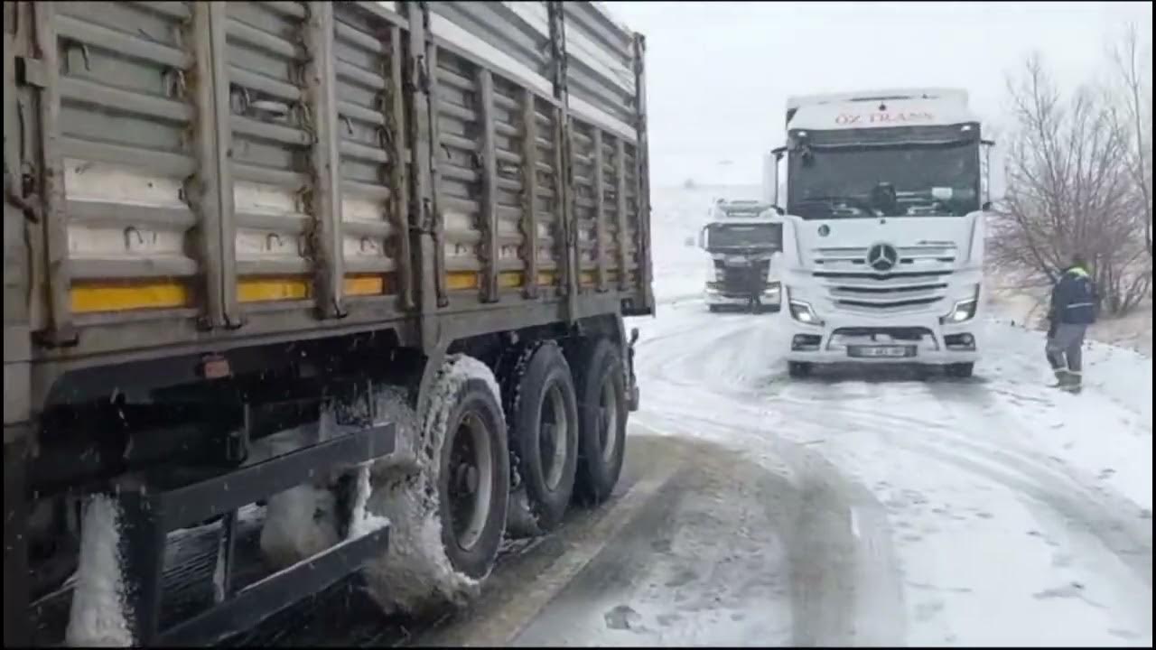 Sivas'ta Ağır Tonajlı Araçlar Yolda Kaldı