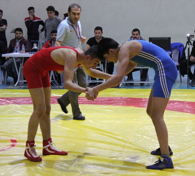 GÜREŞ´TE GRUP HEYECANI