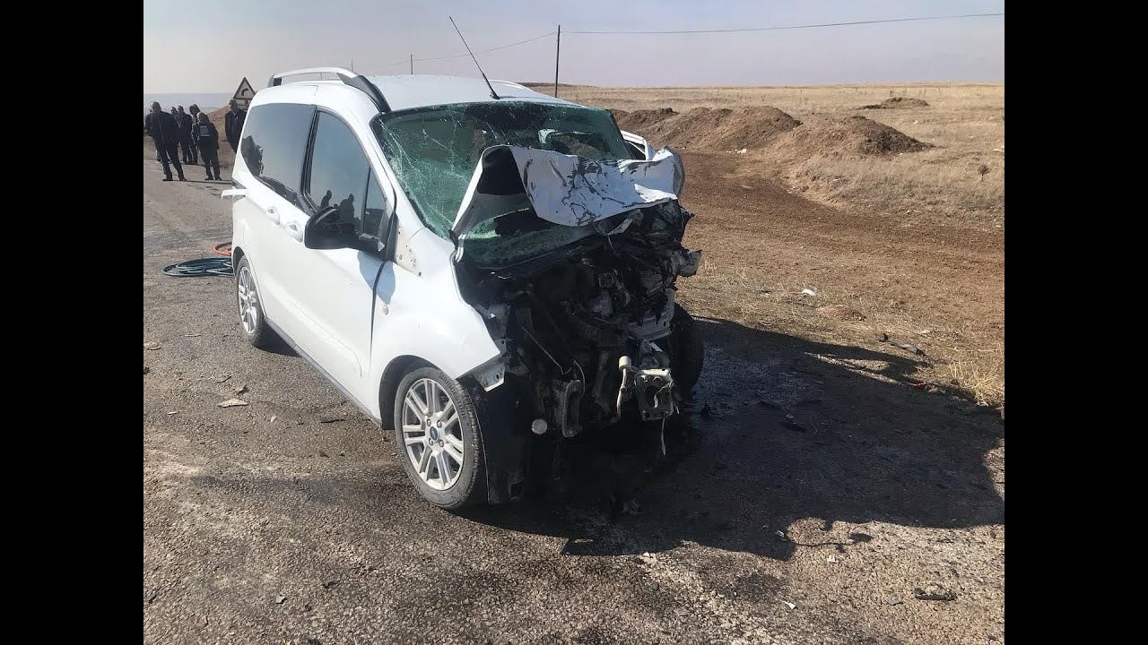 Sivas’ta Hafif Ticari Araçlar Çarpıştı: 1 Ölü, 1 Yaralı