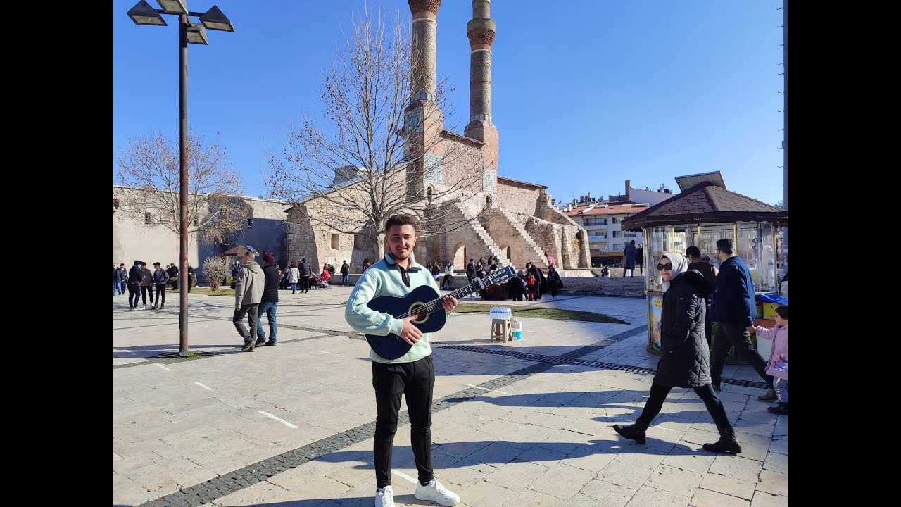 Hayallerini Sivas Tarihi Kent Meydanında Kovalıyor