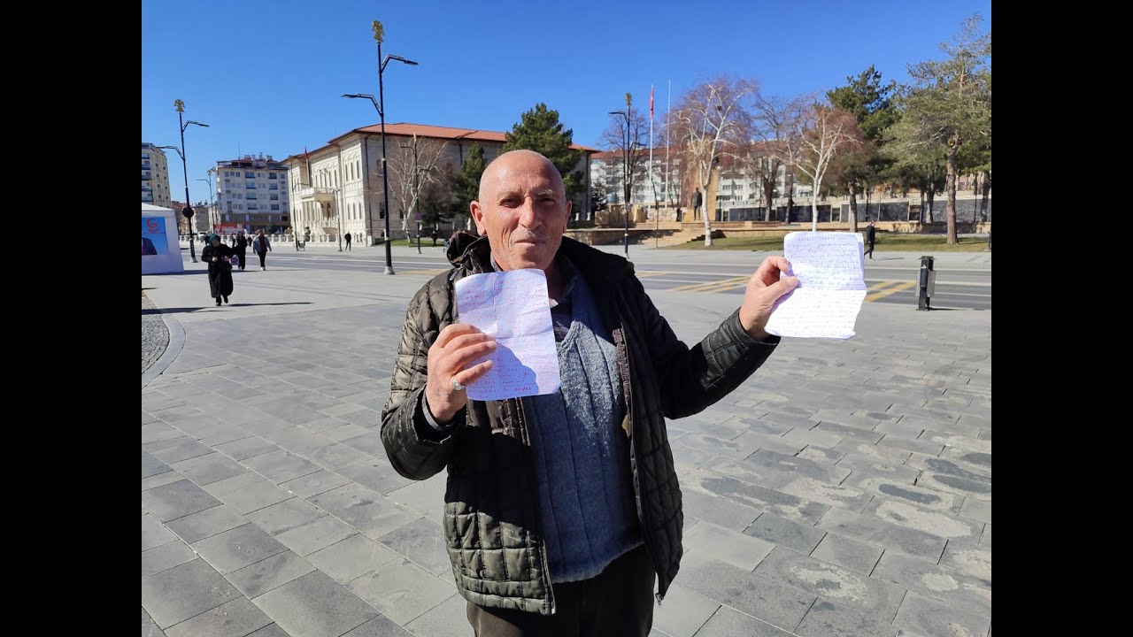 Ölen Annesine Yazdığı Şiiri Okudu, Herkes Onu Dinledi