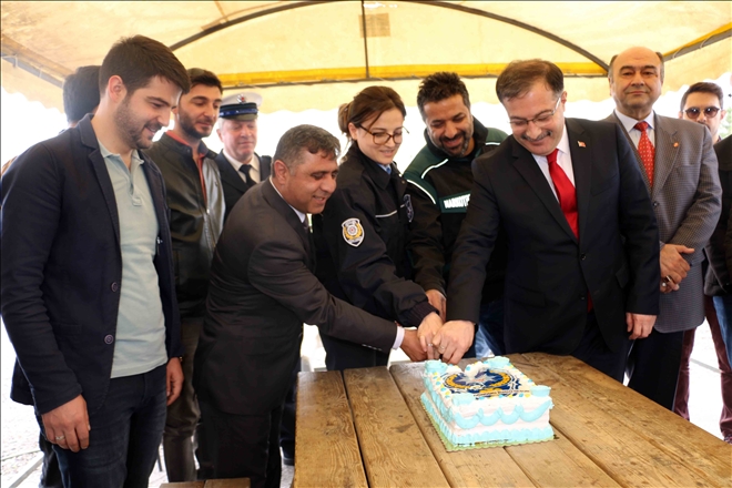 UYGULAMADAKİ  POLİSLERE  PASTA SÜRPRİZİ