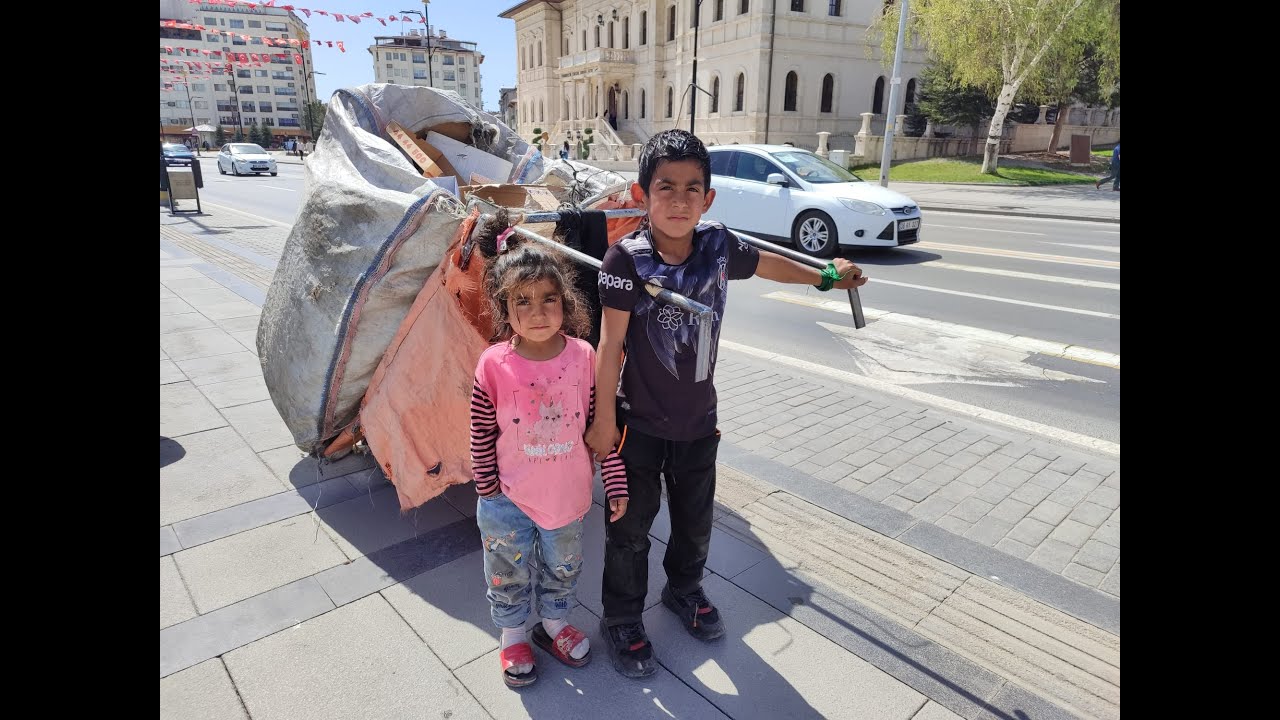 Sivas'ta Minik Elleriyle Hayata Tutunmaya Çalışıyorlar