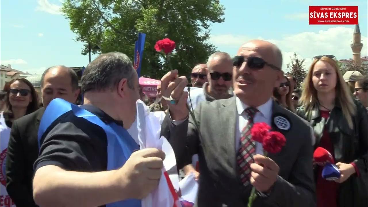 Kurşun Sıkılan Öğretmenlere Sivas’ta Karanfil Uzatıldı!