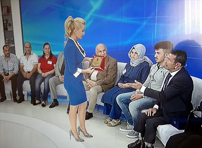 ATV´ye ÇIKTI  Müge ANLI´ya  PLAKET VERDİ