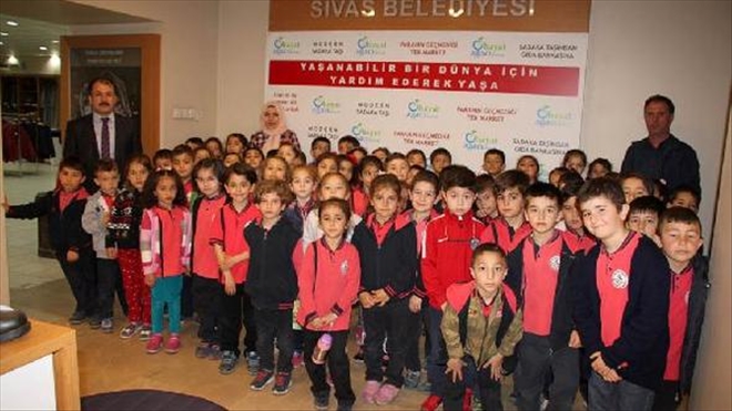 İLKOKUL ÖĞRENCİLERİ GIDA BANKASINI ZİYARET ETTİ