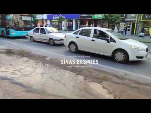 Sivas'ta Su Borusu Patladı, Trafik Felç Oldu