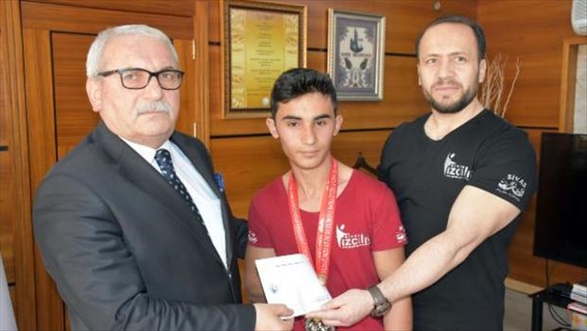 BİLEK GÜREŞİ SPORCUSU ÖMER´E BELEDİYE SPONSOR OLDU