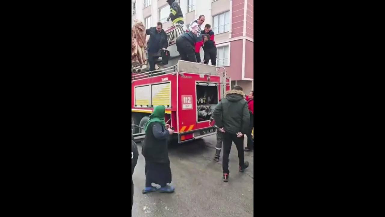 Sivas'ta Yangın Paniği, 6 Kişi Hastaneye Kaldırıldı