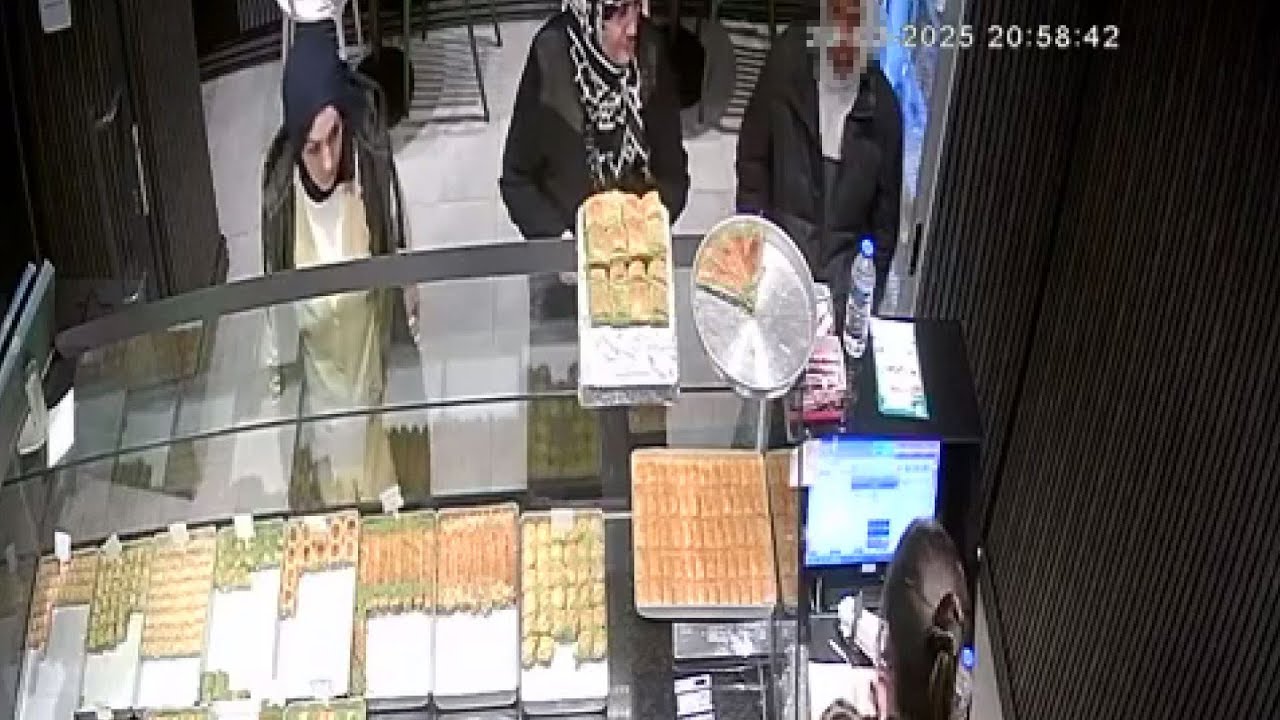 Sadaka kutusunu çalan şüpheli kamerada