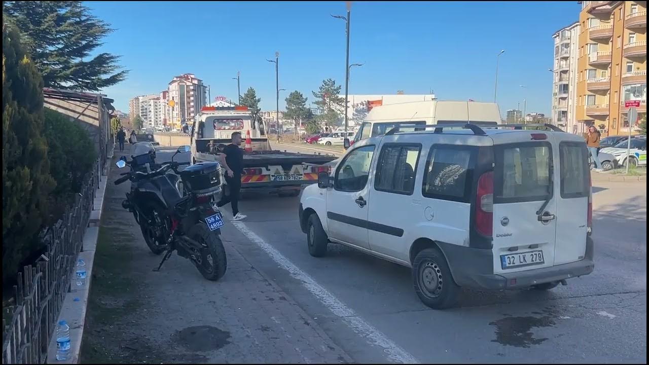 Sivas'ta Polisler Kaza Yaptı: 2 Yaralı