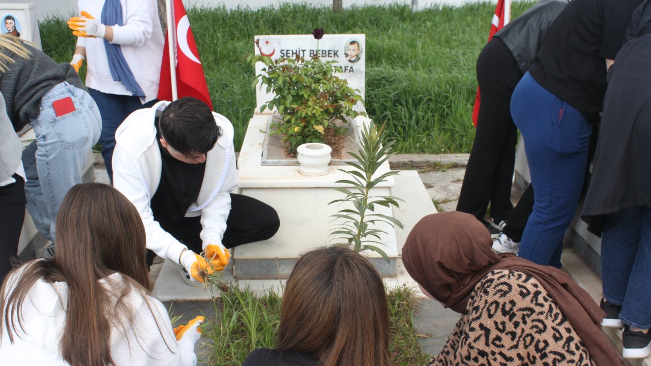 Sivas'ta Vefa: Üniversiteliler Şehitliği Temizledi