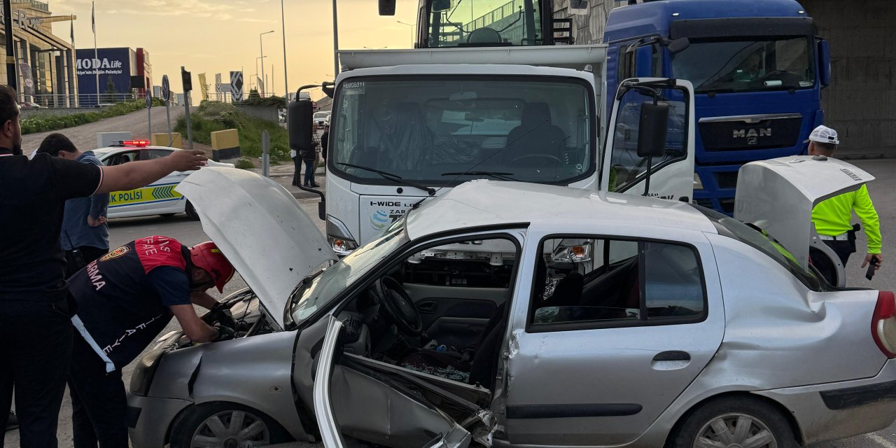 Sivas'ta Sıkışan Sürücüyü İtfaiye Kurtardı
