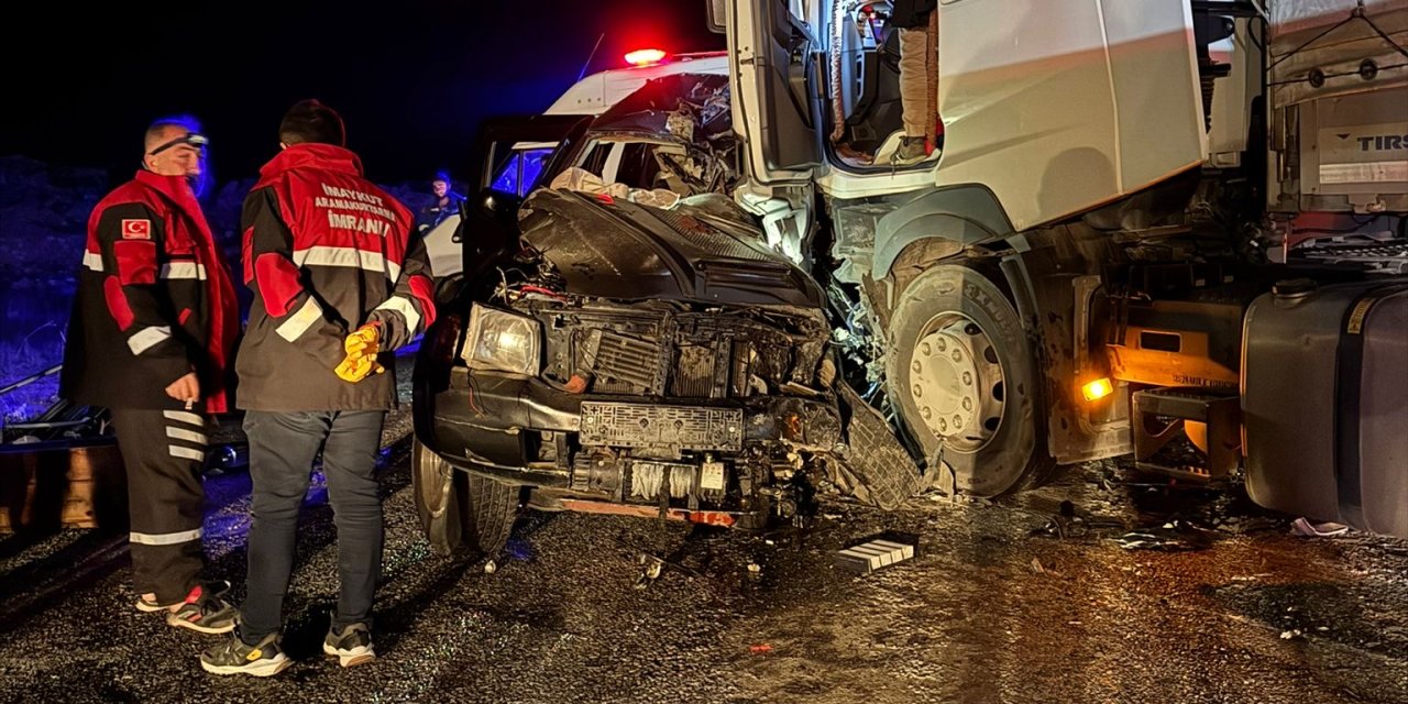 Sivas'ta TIR ile Pikap Çarpıştı: 1 Ölü