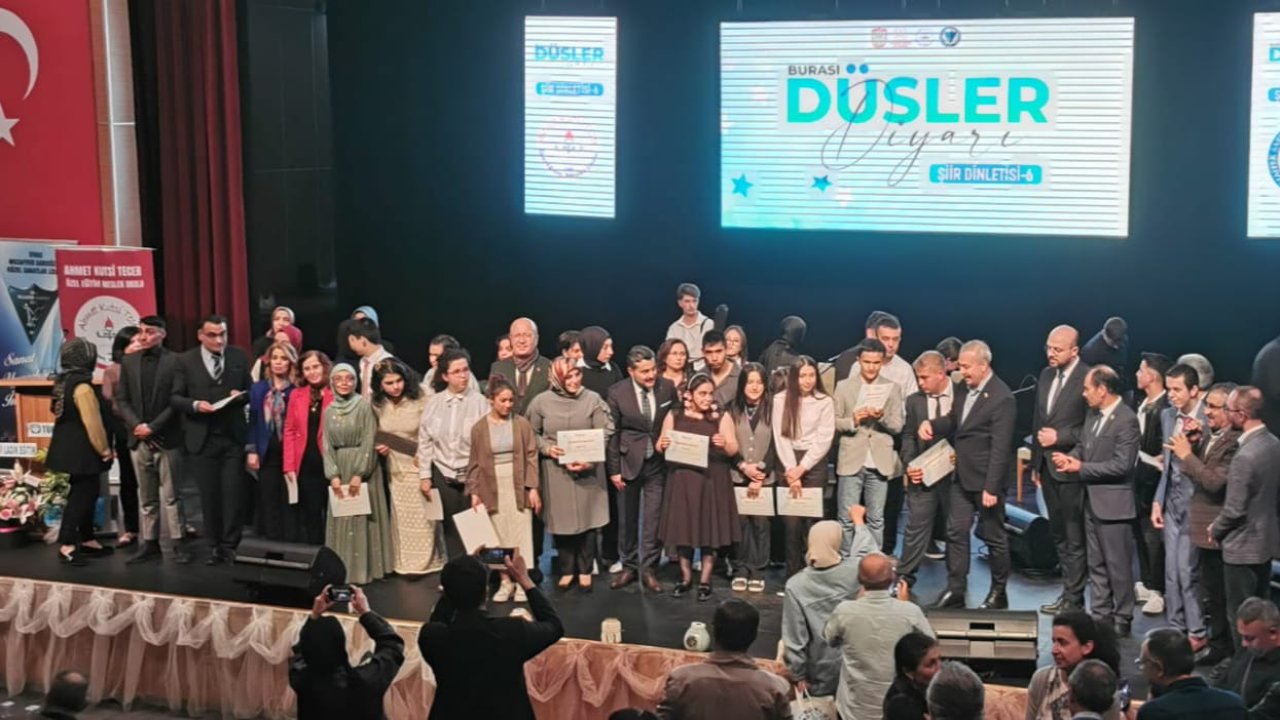 Sivas’ta Sahne Ters Döndü! Bakın Kimler Ne Yaptı