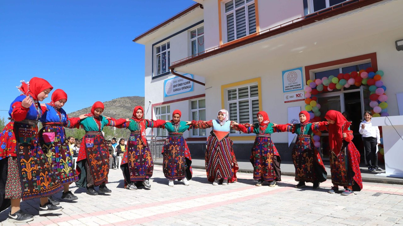 Okumayı Öğrendiler Köye Bayram Getirdiler