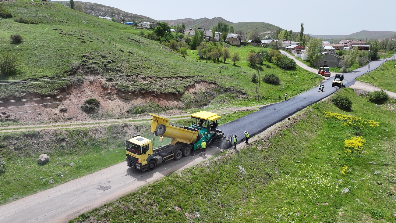 Sivas'ta Köy Yolları Onarılıyor