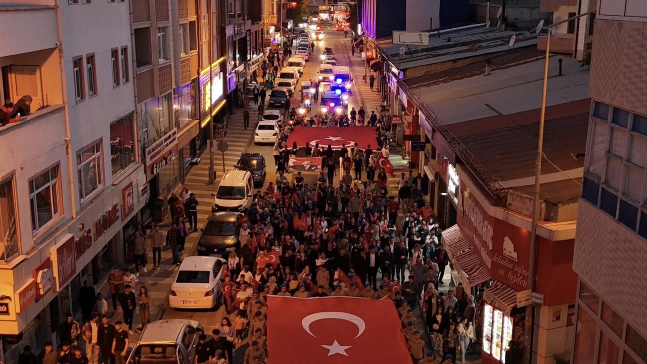Coşkulu Gençlik Yürüyüşü