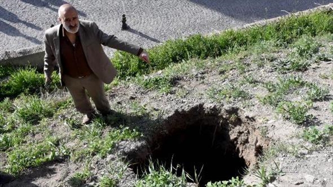 SİVAS KALESİ´nin YAMACINDA 15 METRELİK ÇUKUR OLUŞTU