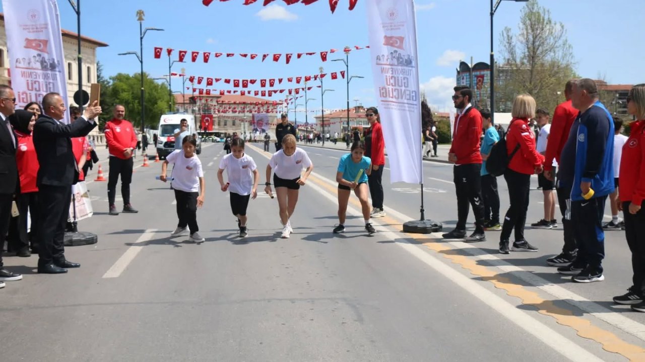 Bayrak Geleceğe Koştu: Sivas’ta Gençlik Rüzgârı