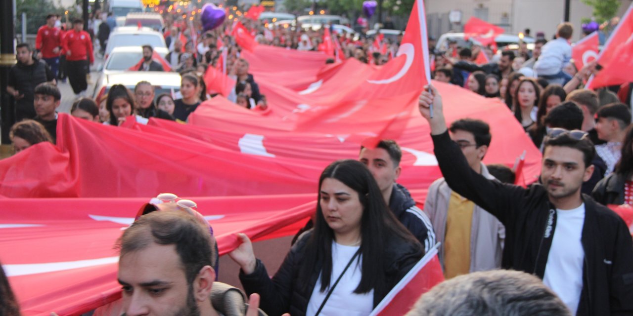 Sivas'ta 5 Metrelik Türk Bayrağıyla Gençlik Yürüyüşü