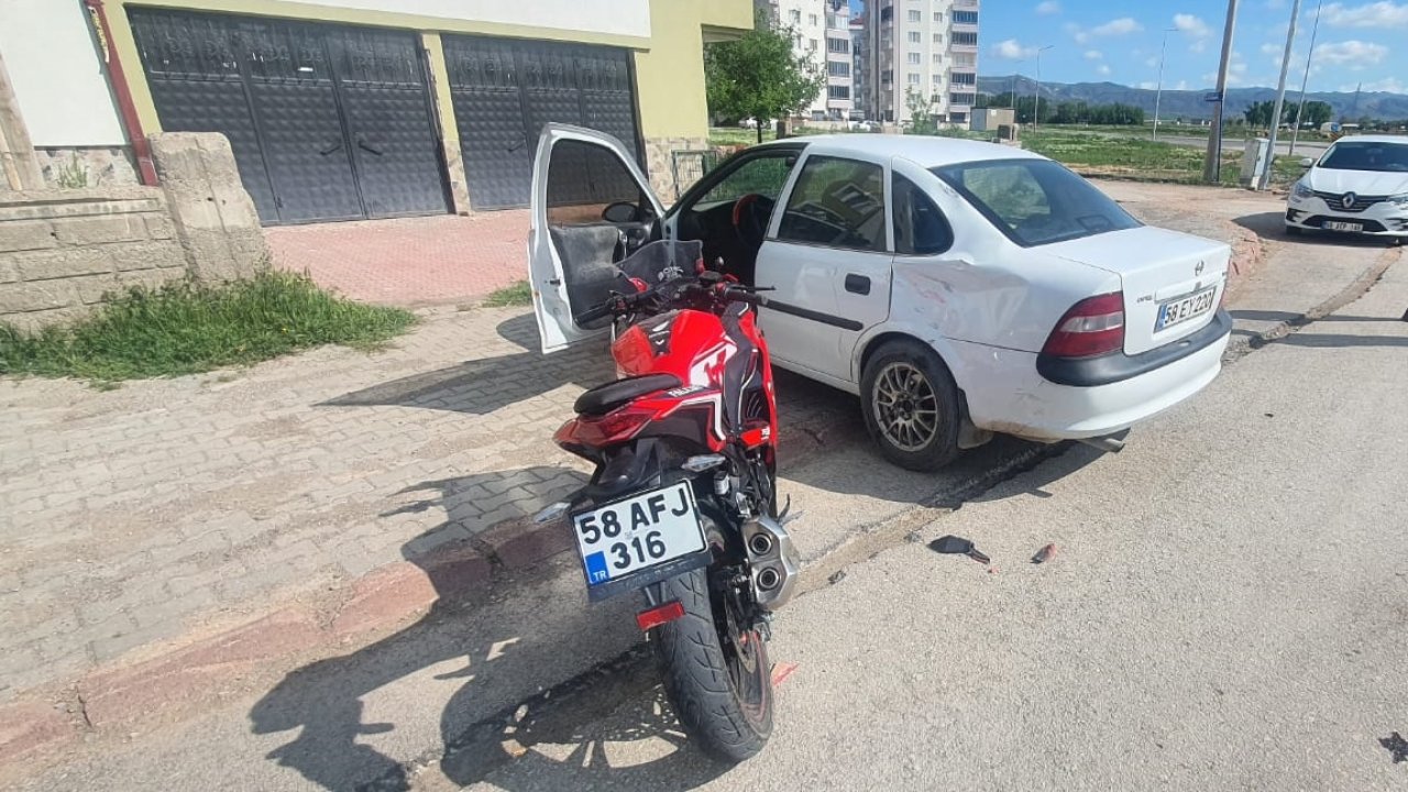 Sivas'ta Motosiklet İle Otomobil Çarpıştı