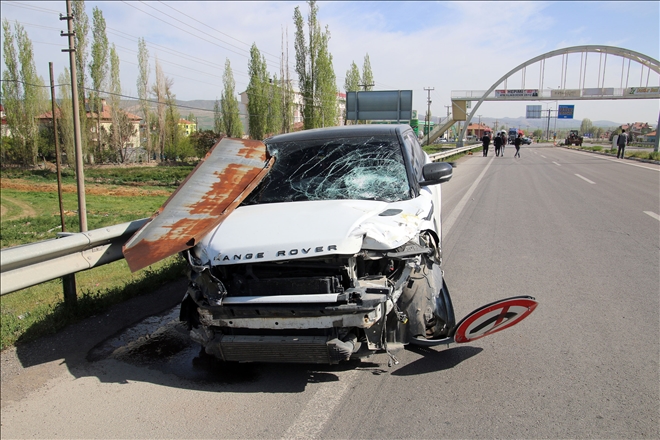 ŞARKIŞLA´DA TRAFİK KAZASI : 3 YARALI