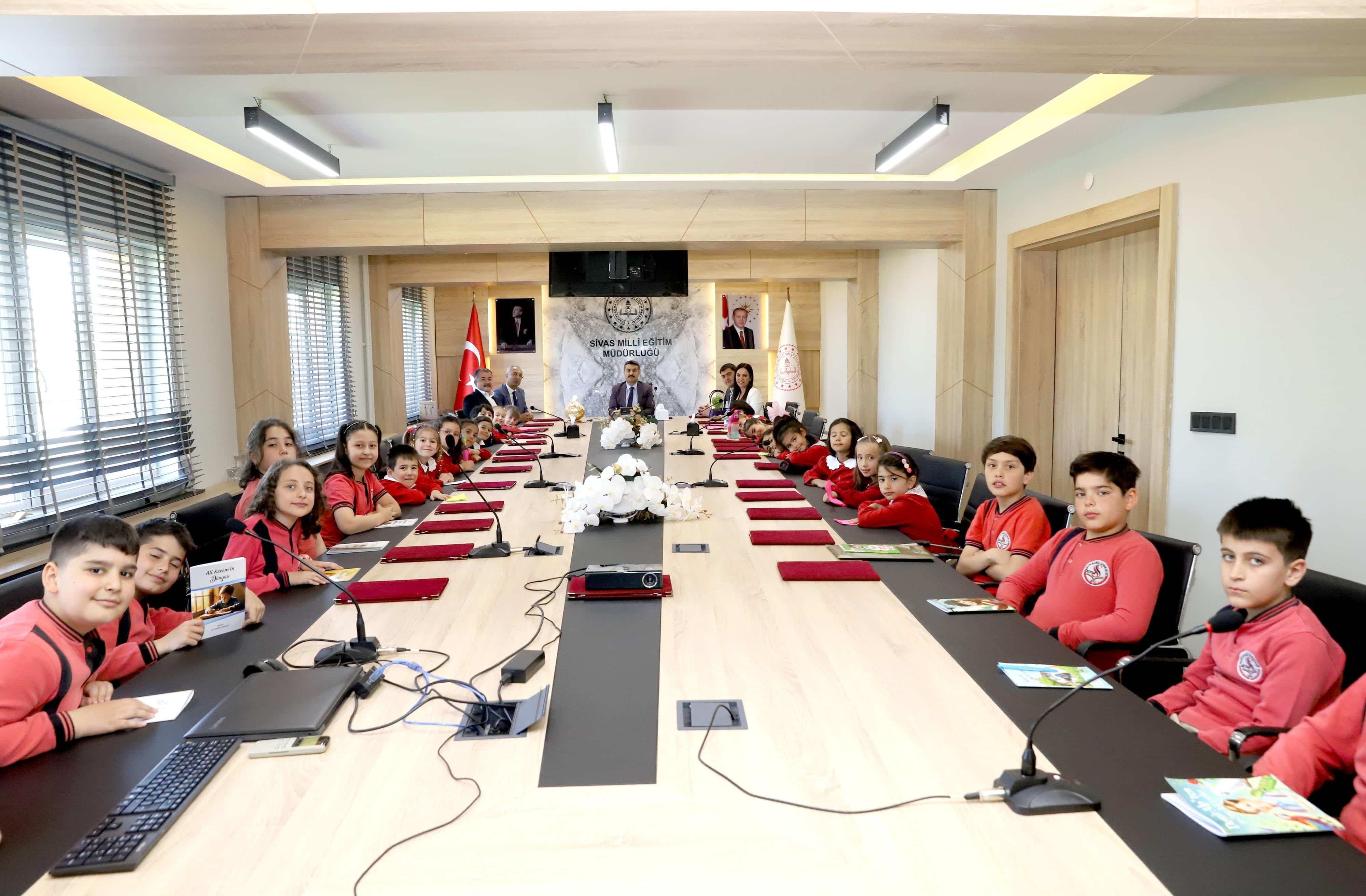 Müdür Erdoğan, "Okumaktan Vazgeçmeyin"