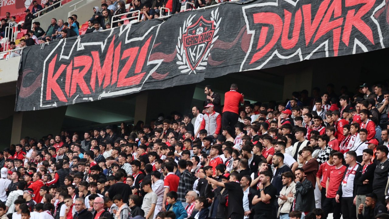 "Kırmızı Duvar'dan Yönetimi Sarsan Manifesto: 'Sivasspor'u Biz Ayağa Kaldırırız!'"