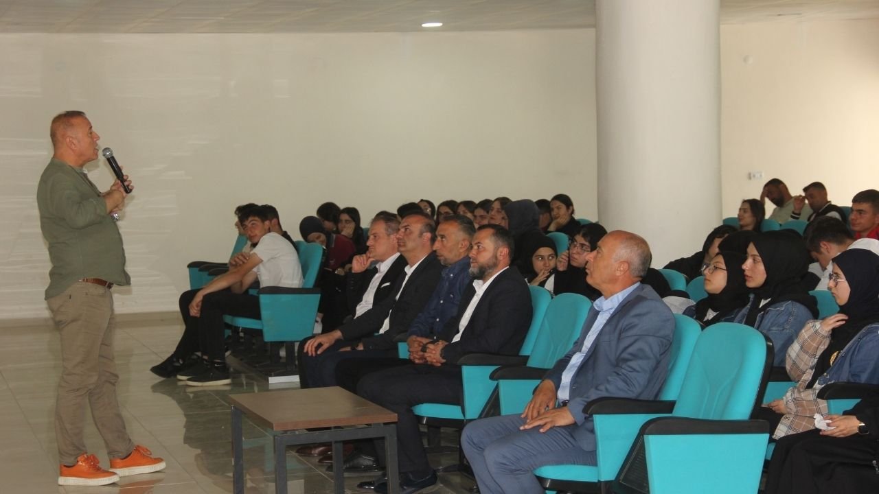 "Dijital Dünyanın Riskleri ve Fırsatları" konferansı verildi
