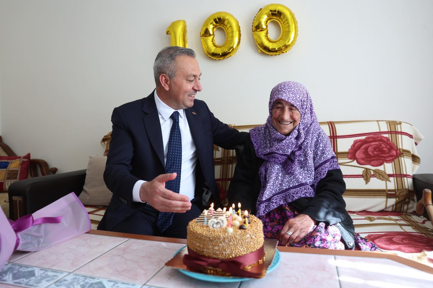 Sivas'ta Asırlık Çınara Doğum Günü Sürprizi