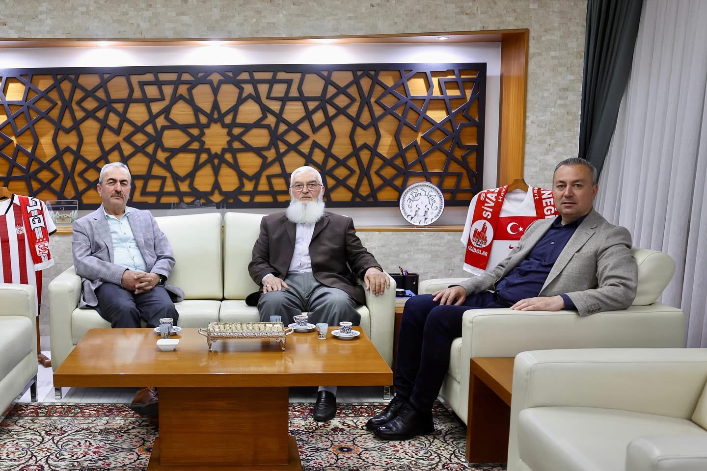 Adem Uzun Bir Araya Getirdi, Tepkiler Dinmedi: "Özür Dile"